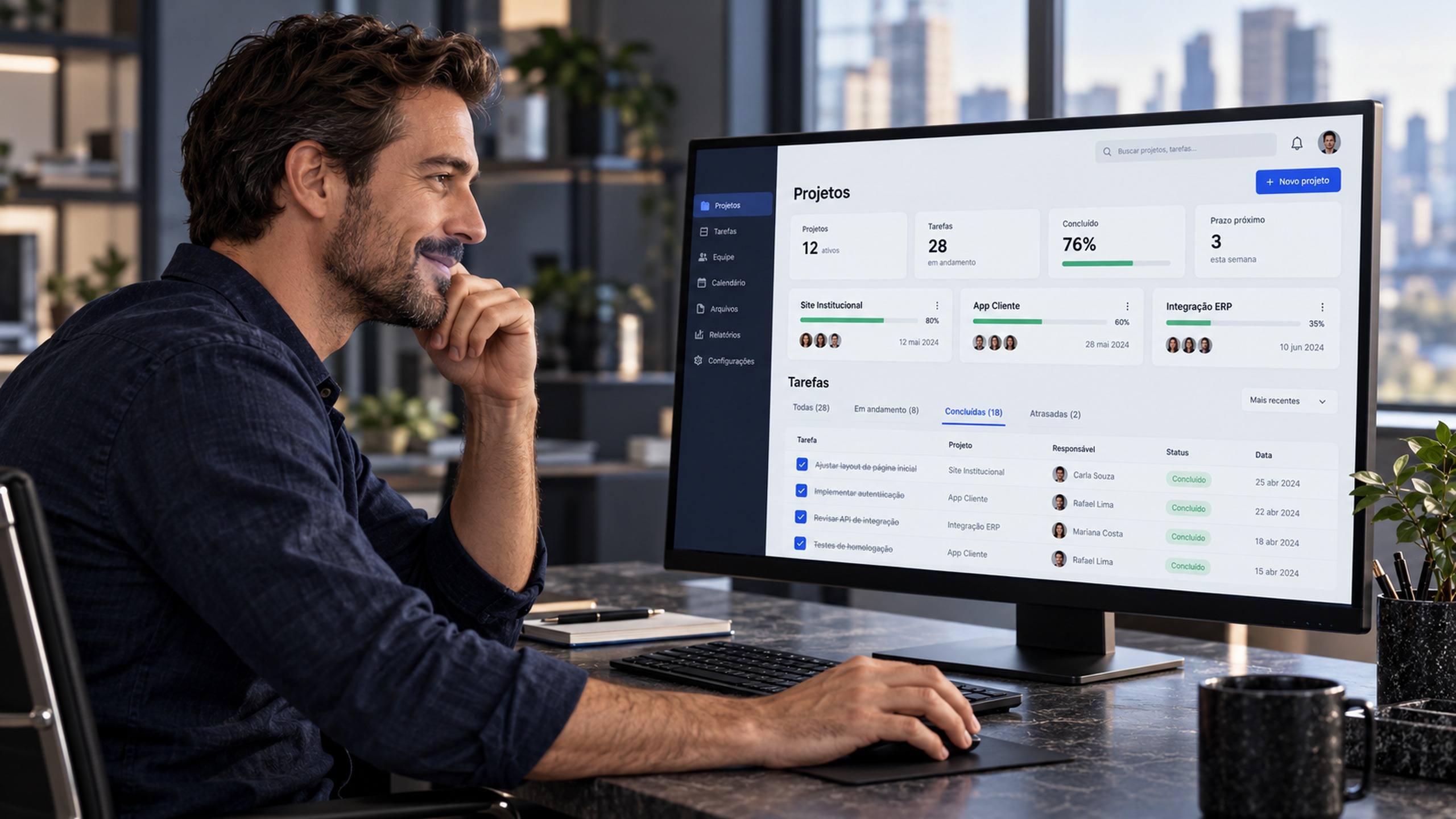 Profissional acompanhando em um monitor o painel de projetos e tarefas de um sistema em operação