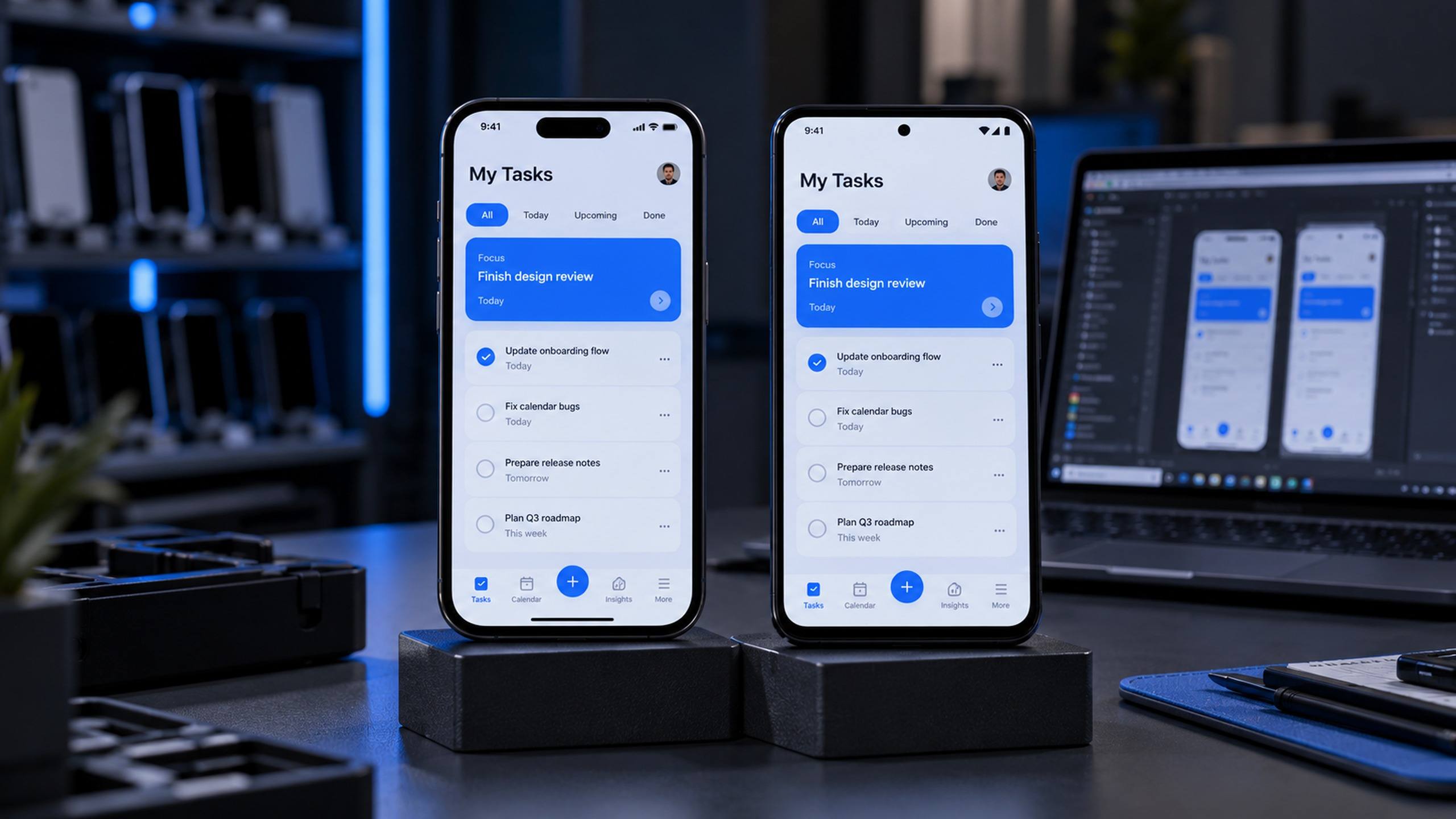 Dois celulares exibindo o mesmo aplicativo, um iPhone e um Android, sobre uma mesa