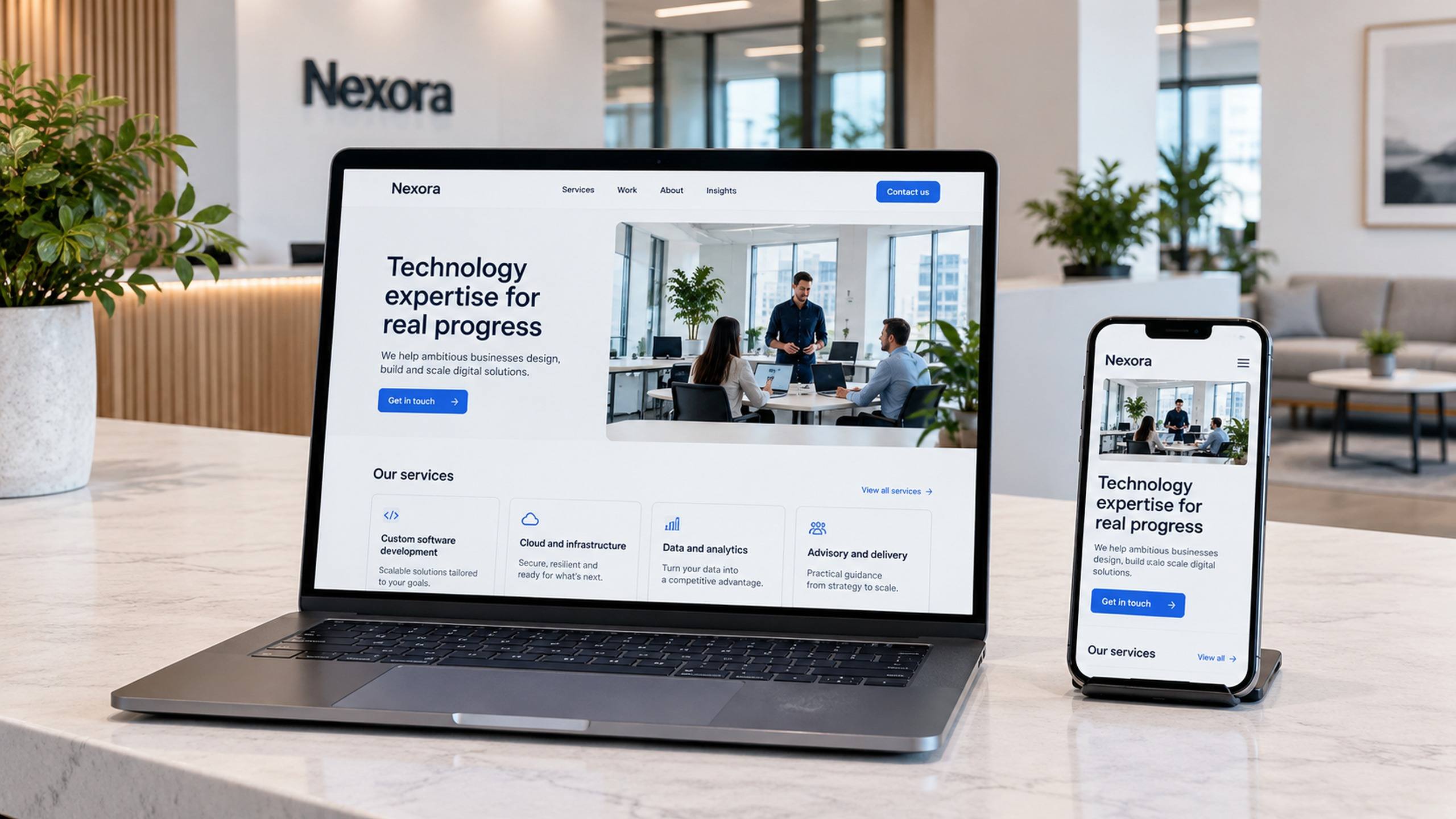 Site institucional de uma empresa aberto em um notebook e em um celular, com página inicial e seções de serviços